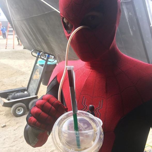 穿蜘蛛人裝怎麼喝咖啡？湯姆霍蘭德展現超專業喝法