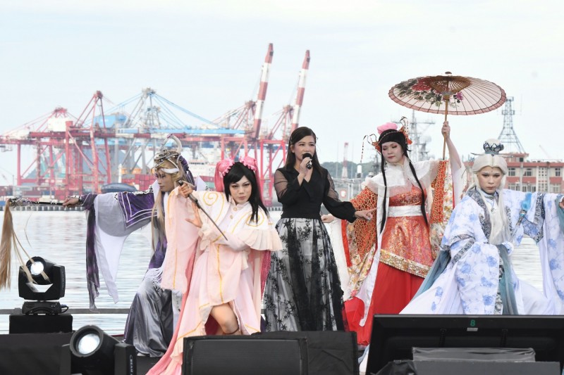 金曲歌后黃妃（右二）出席公視台語台開台典禮。（公視台語台提供）