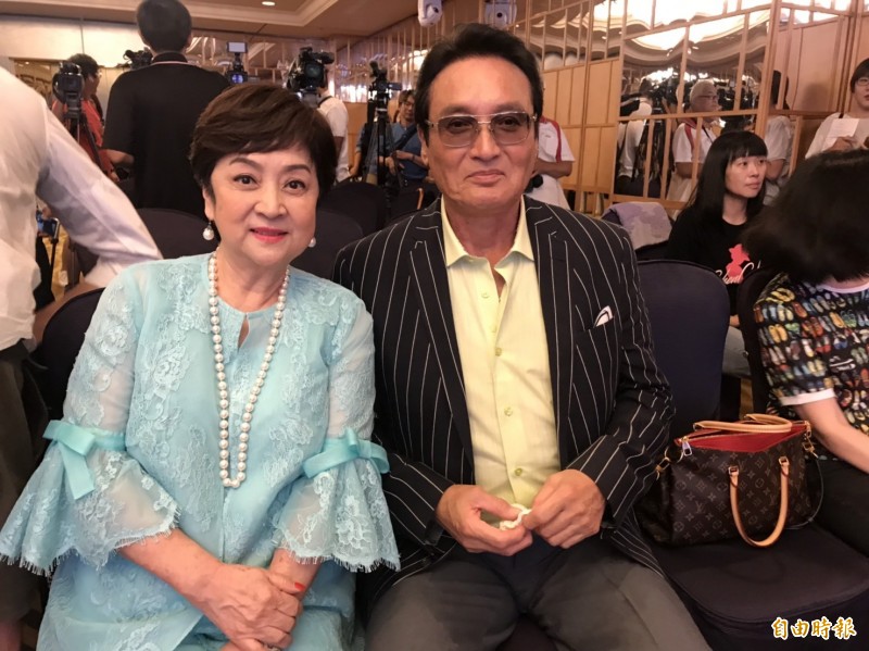 甄珍（左）跟秦祥林對民調電話都不清楚。（記者賀靜賢攝）