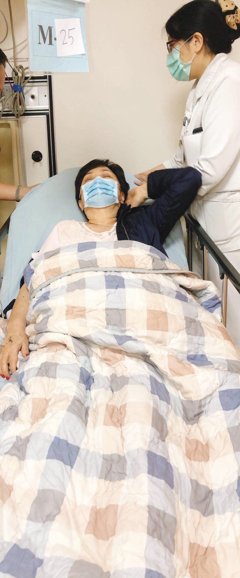 甄珍疑因過度來累，凌晨到高醫就診（甄珍助理攝、高市府提供）