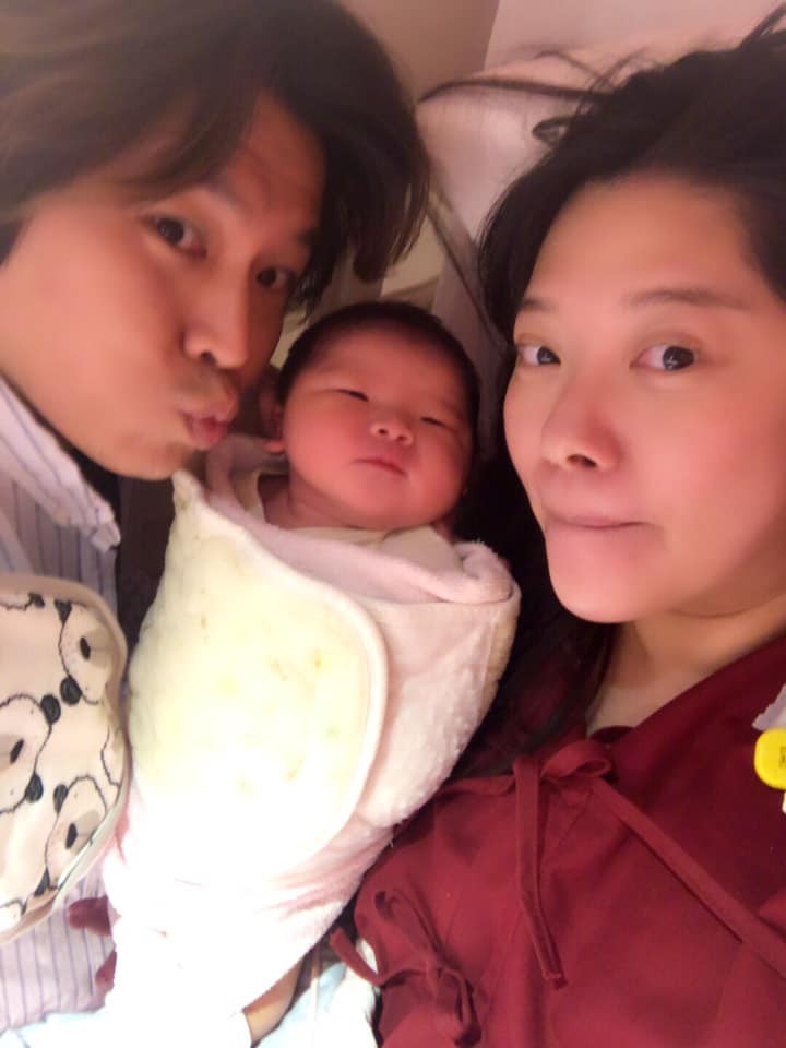 阿弟（左起）與剛出生的兒子阿豬寶及老婆Mei。（源鑛娛樂提供）