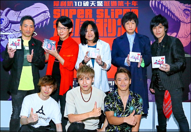 五月天（後排）和w-inds.相見歡，大讚彼此歌迷熱情。（相信音樂提供）