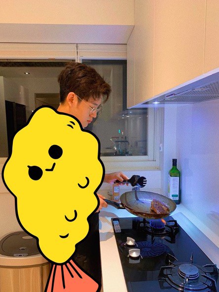 周興哲曬出訓練有成的肌肉照。（翻攝自Instagram）