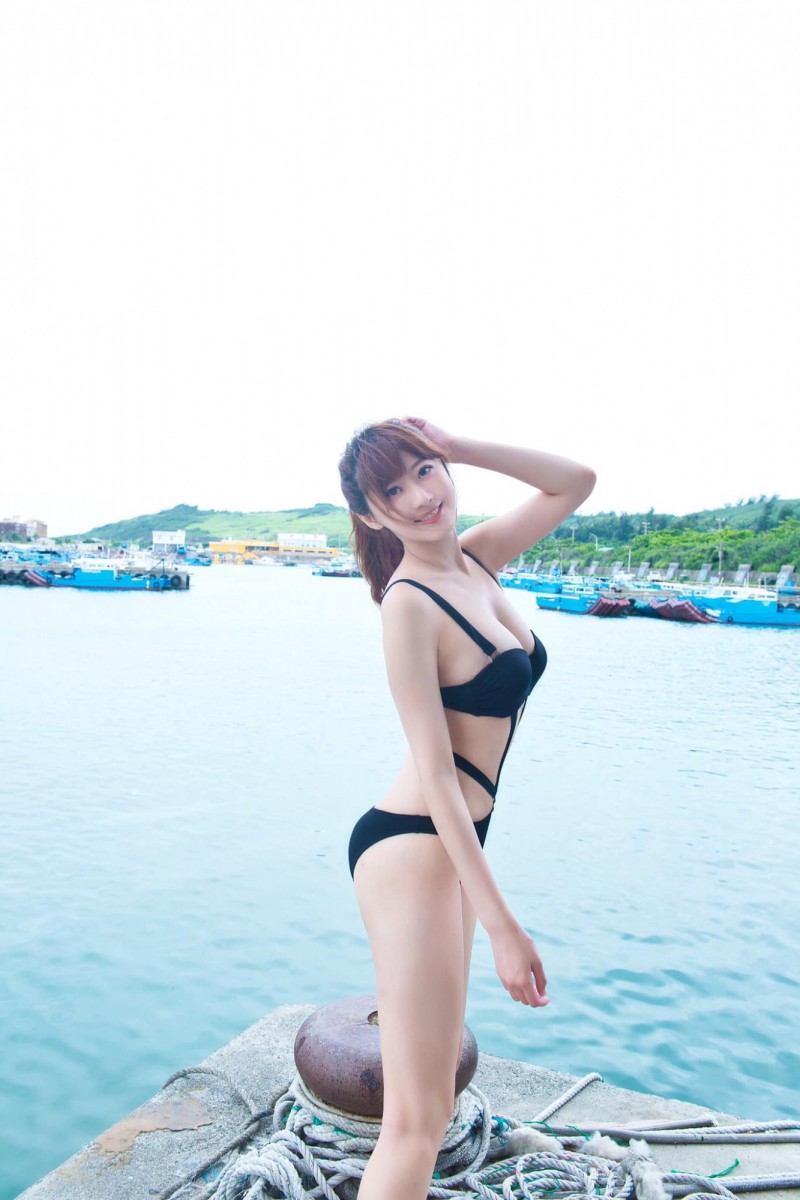 美腿女神」林茉晶辣曬泳裝照兇猛G奶半球掉出- 自由娛樂