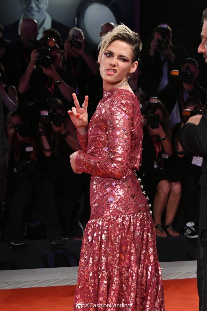 「暮光女」克莉絲汀史都華在《茜寶》威尼斯影展首映展現俏皮面。（翻攝自微博）