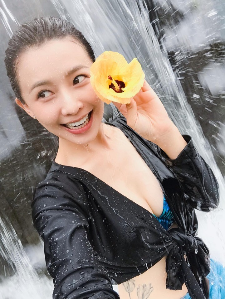 吳婉君戲水消暑。（翻攝自臉書）