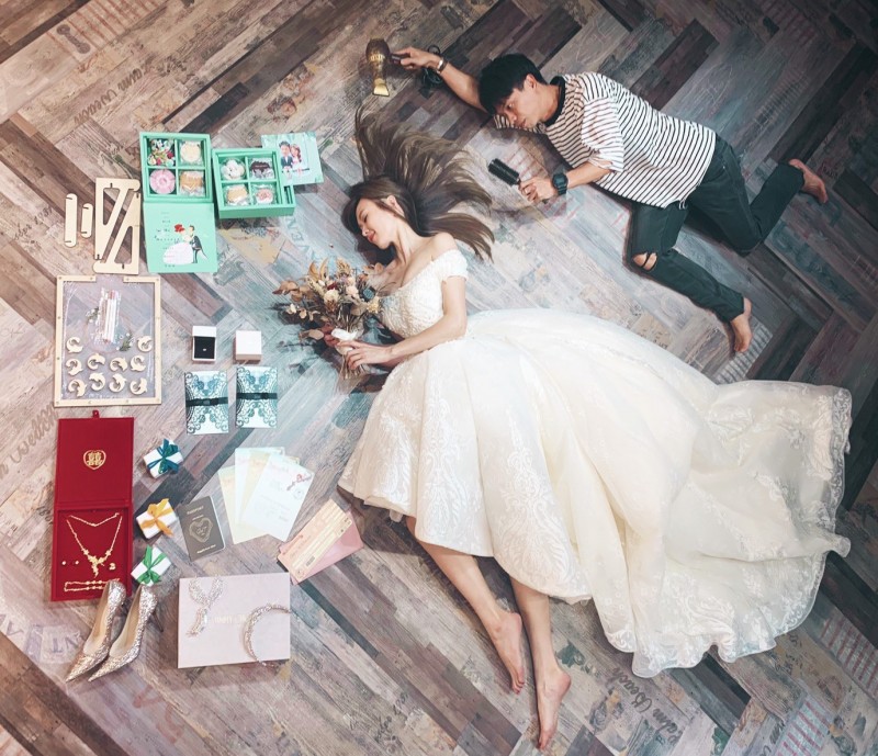 劉宜函（左）的婚禮開箱很有趣，還有造型師跟在後面。（Wedding21提供）
