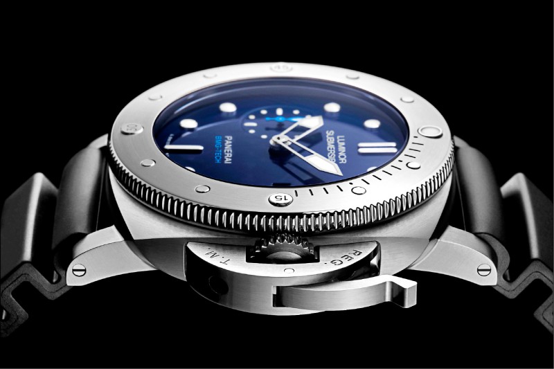 BMG金屬玻璃錶殼是在高溫下以高壓構成合金，具有高抗腐蝕、堅固與抵禦衝擊及磁場的特性。