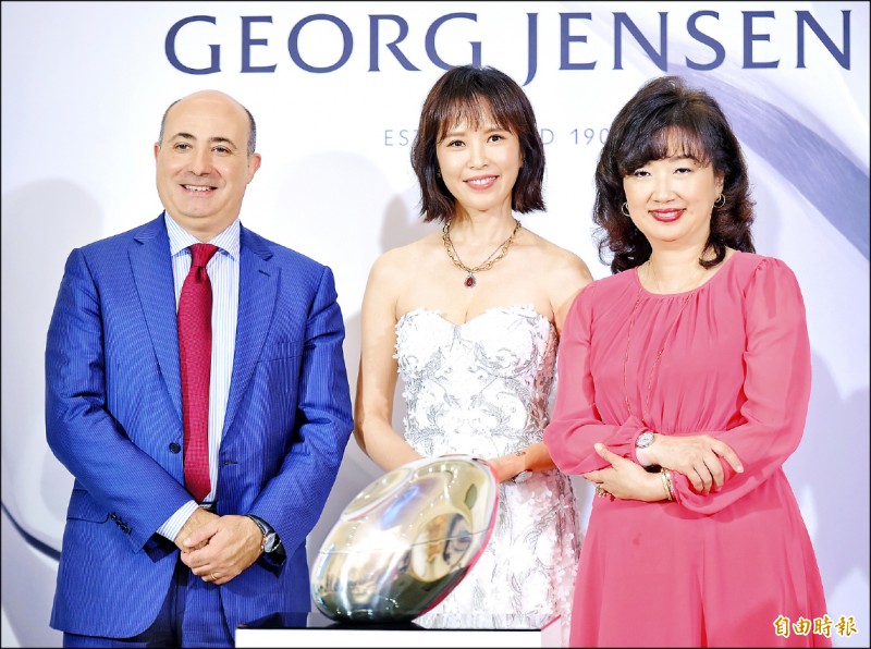 喬治傑生總裁Francesco Pesci（左起）、天心、喬治傑生台灣董事總經理張正勳為「百年工藝，歲月靜好」巡迴展揭幕。（記者王文麟攝）