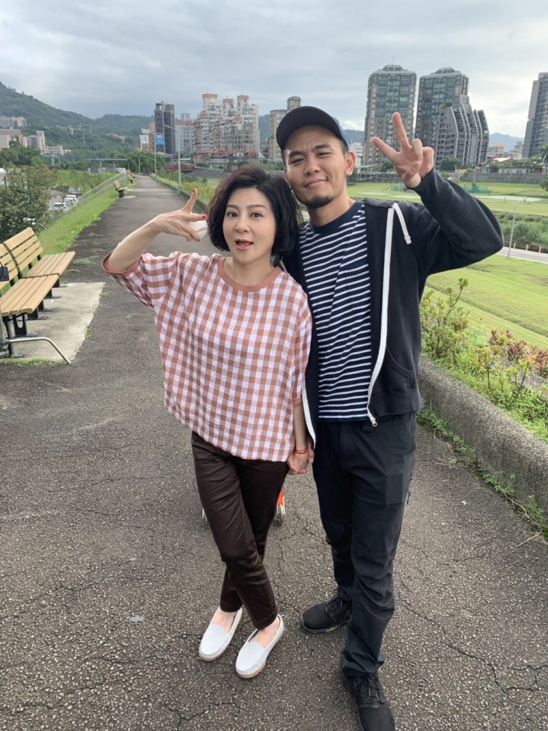 王彩樺（左）義氣相挺客串宣傳影片，楊大正探班。（火氣音樂提供）