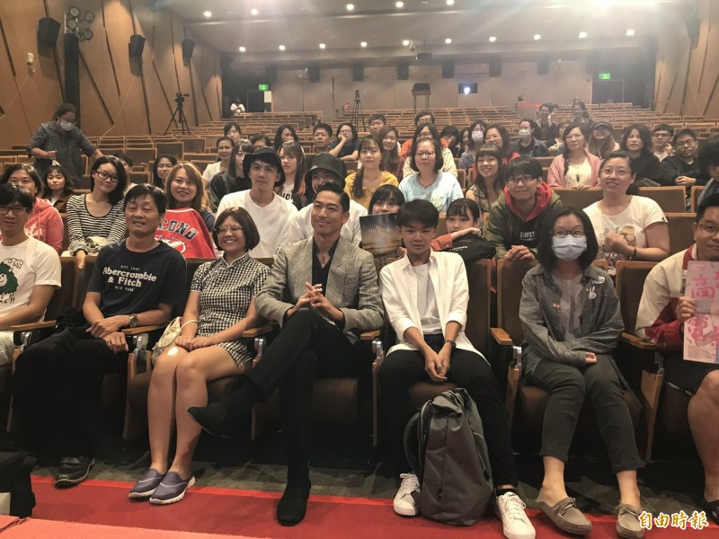 AKIRA晚間出席主演短片《燦爛星空下》映後QA，與影迷開心合影。（記者許世穎攝）