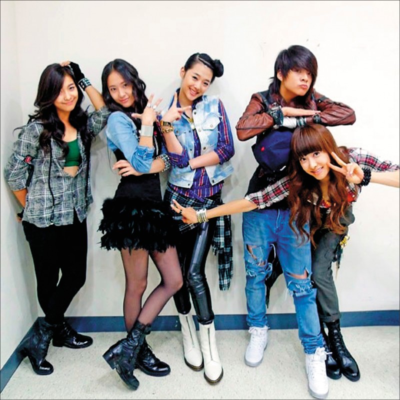 宋茜昨曬出昔日f（x）五人合體的燦笑舊照。（翻攝自IG）
