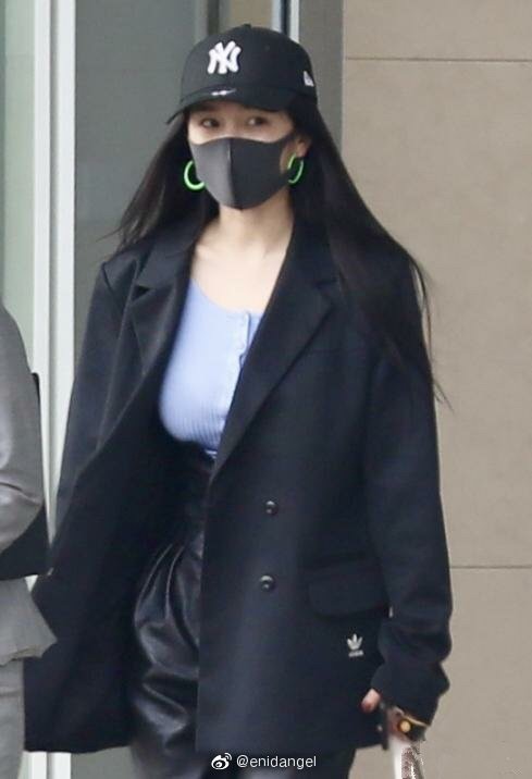 楊冪穿搭被網友嫌棄。（翻攝自微博）