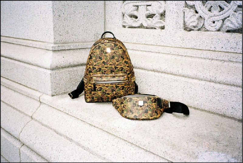 MCM × A Bathing Ape聯名系列Stark迷彩圖騰後背包32,000元，Fursten迷彩圖騰腰包19,000元。