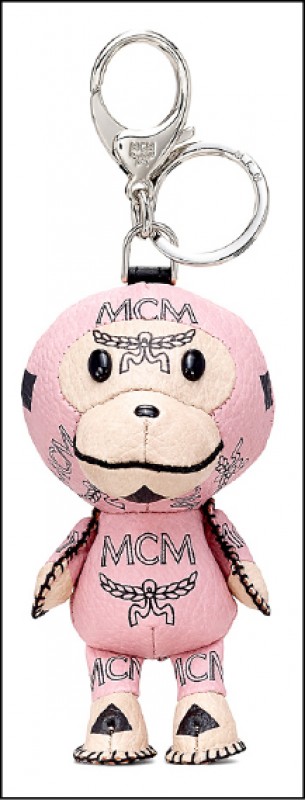 MCM × A Bathing Ape聯名系列Visetos圖騰小猴造型粉紅色吊飾，9,500元。
