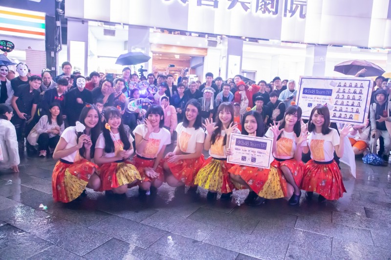 AKB48 Team TP快閃西門，林倢（左起）、張羽翎、柏靈、高云珏、陳詩雅、李孟純、劉潔明與潘姿怡。（好言娛樂提供）