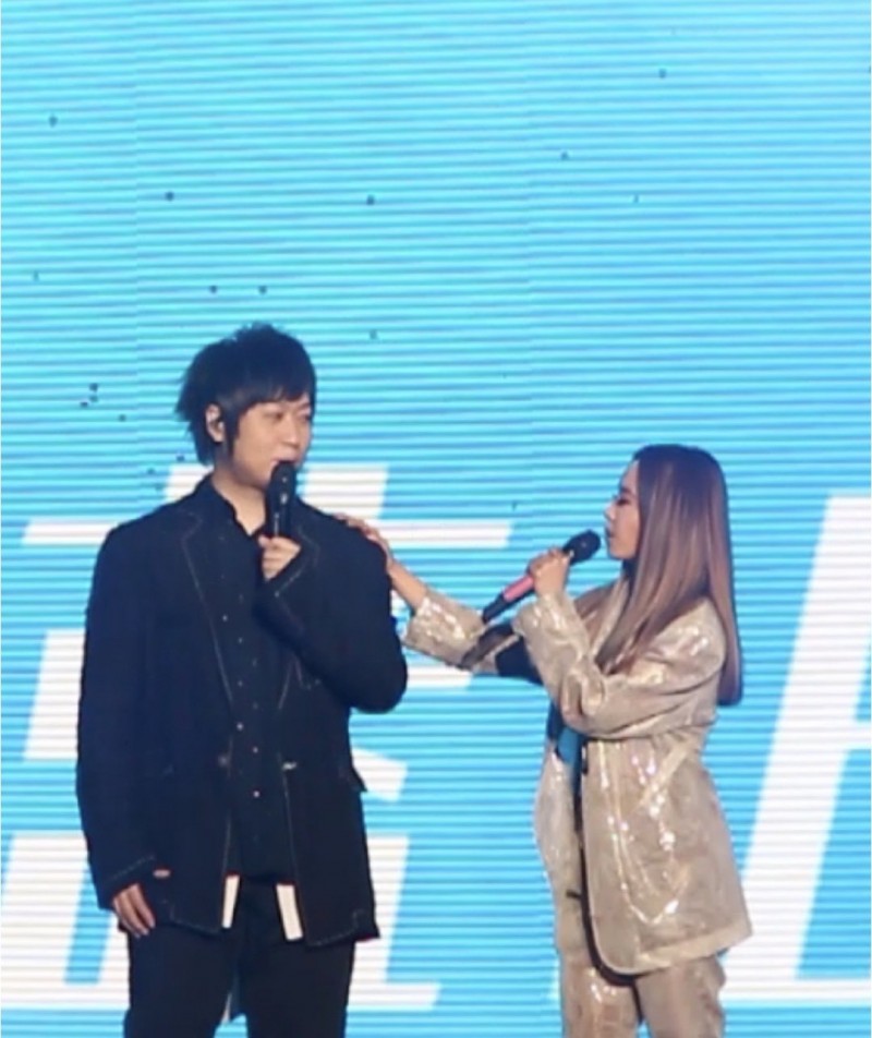 五月天上海最終場演唱會，嘉賓是主唱阿信（左）的「緋聞網友」Jolin。（翻攝自微博）