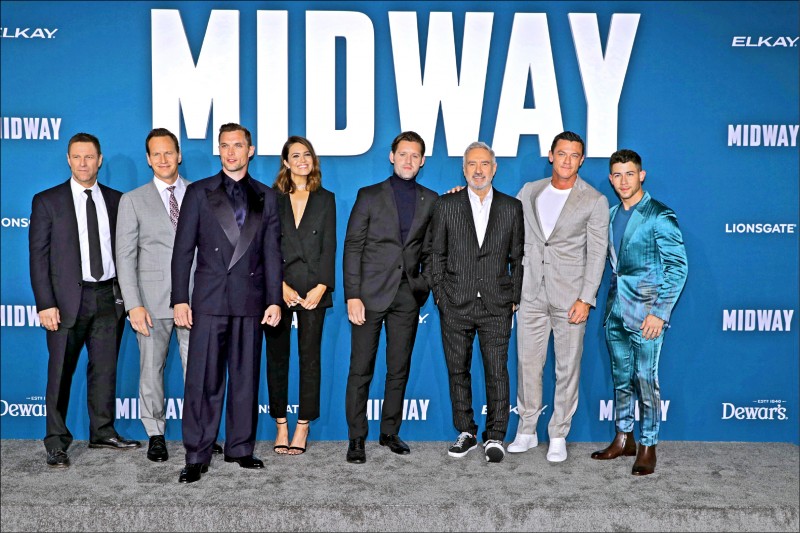 亞倫艾克哈特（左起）、派屈克威爾森、艾德斯克林、曼蒂摩兒、盧克克萊恩坦克、導演羅蘭艾默瑞奇、路克伊凡斯、尼克強納斯出席《決戰中途島》洛杉磯首映。（双喜提供）