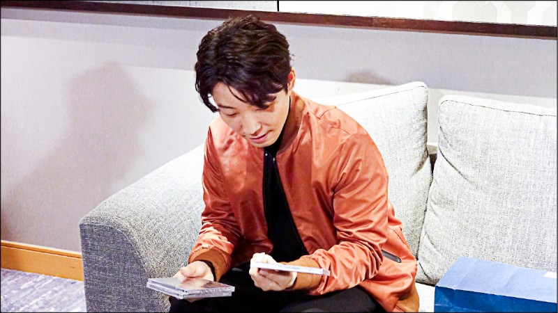 星野源很認真看吳建恆送他的伴手禮，直說：「太棒了！」（雅慕斯娛樂供）
