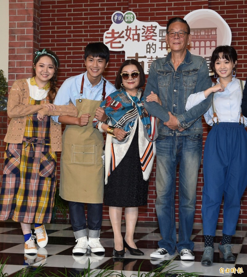 《老姑婆的古董老菜單》開鏡記者會，左起黃聖雅、李冠毅 、吳秀珠、龍劭華、嚴正嵐。（記者宋志雄攝）