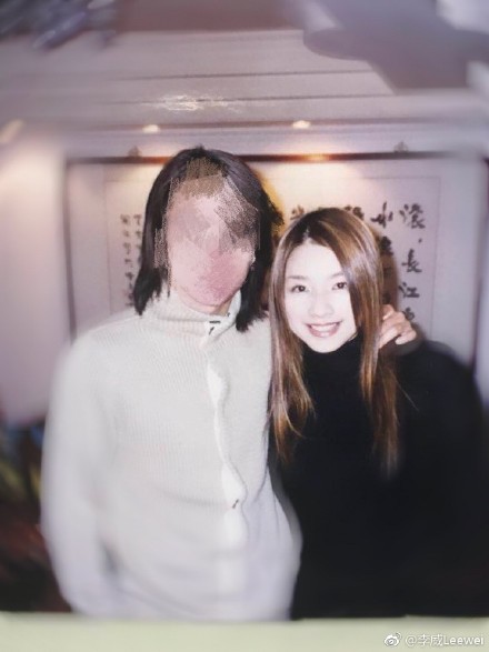 李威在社群網站po出與許瑋倫（右）的合照，並依慣例將自己的臉打馬賽克。（翻攝自微博）