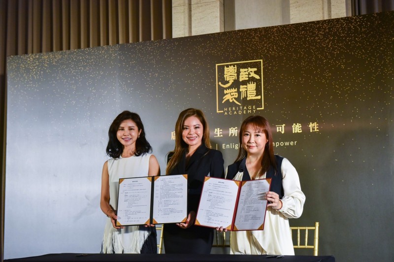 簽約儀式，（左起）致禮學苑創辦人：黃千芬 Bella Huang、致禮學苑全球顧問：李思洁 Juana Lee、致禮學苑創辦人：李逸詩 Jessie Lee。（致禮學院提供）