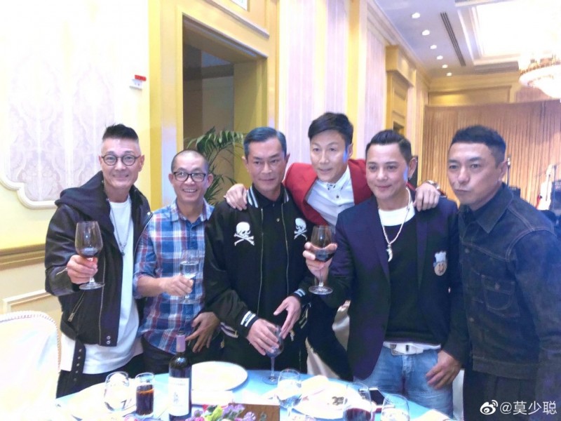 林國斌（右三）開心和古天樂（左三）、莫少聰（右二）、姜皓文（右一）等人合照。（翻攝自微博）