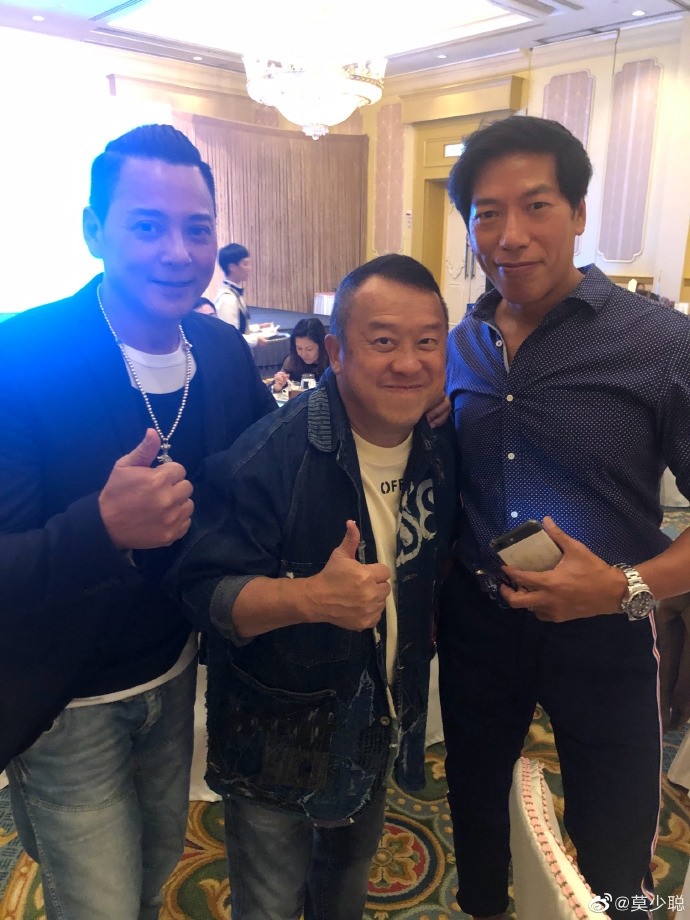 莫少聰（左起）和曾志偉、張耀揚合照。（翻攝自微博）
