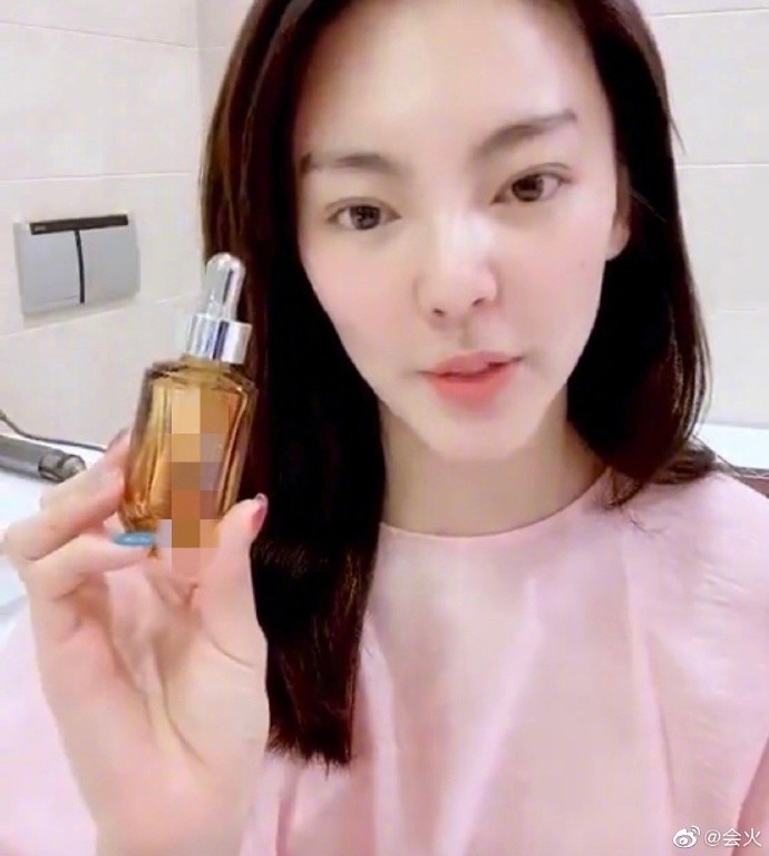 張雨綺被網友發現，五官變得與過去不太一樣。（翻攝自微博）