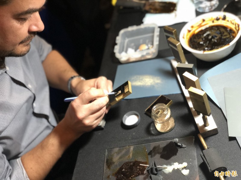 都彭漆藝大師Yoann Viard-Cretat現場示範漆藝過程；他於2018年獲法國文化部表彰法國藝術及文學類別騎士勳章。（記者方惠宗攝）