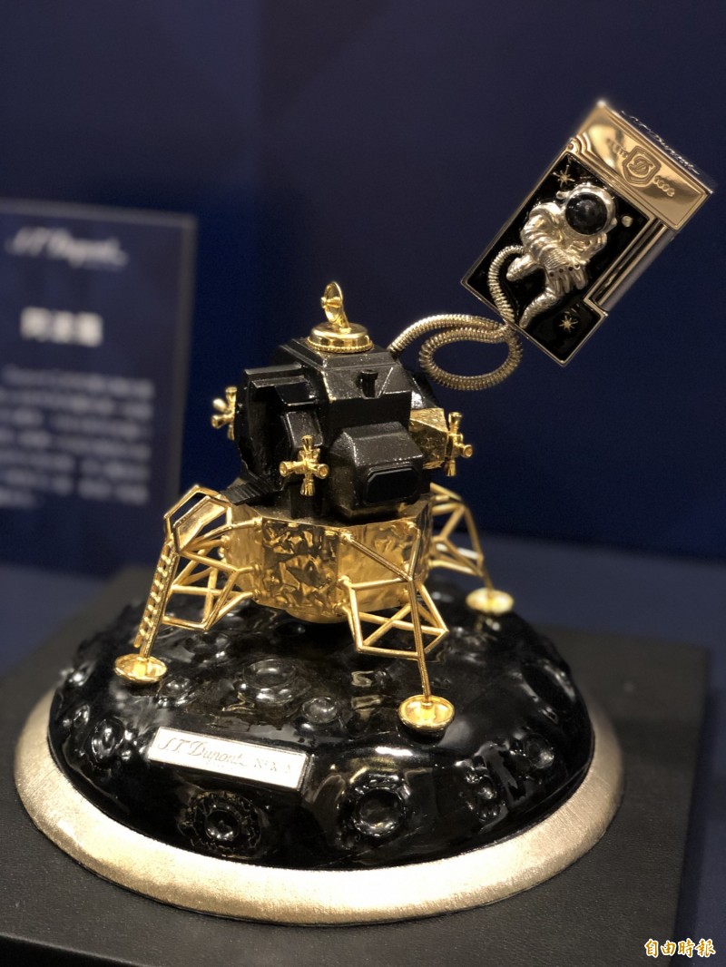 都彭「阿波羅by L’AQUART打火機典藏組」。機艙體為亮面黑曜岩，搭配亮面黃金潤飾。底座為銀色黑曜石與銀潤飾。太空人為純銀潤飾，鑲嵌鑽石。限量8件。（記者方惠宗攝）