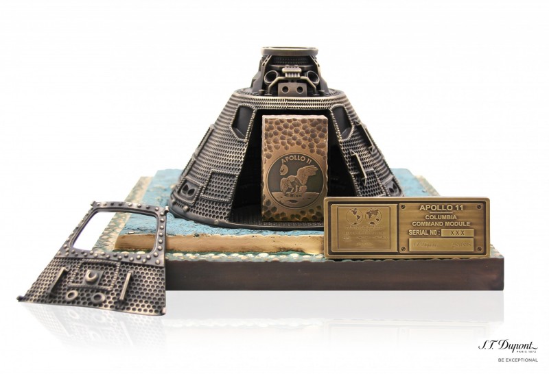 都彭「阿波羅by 2Saints打火機典藏組」。底作為青銅鑄，搭配手工渲染銅綠效果。月球底為青銅鑄搭配手工渲染藍色銅綠效果。雙火口阿波羅LIGNE 2打火機，機身為青銅鑄搭配手工渲染銅綠效果。限量8件。（S.T. Dupont提供）