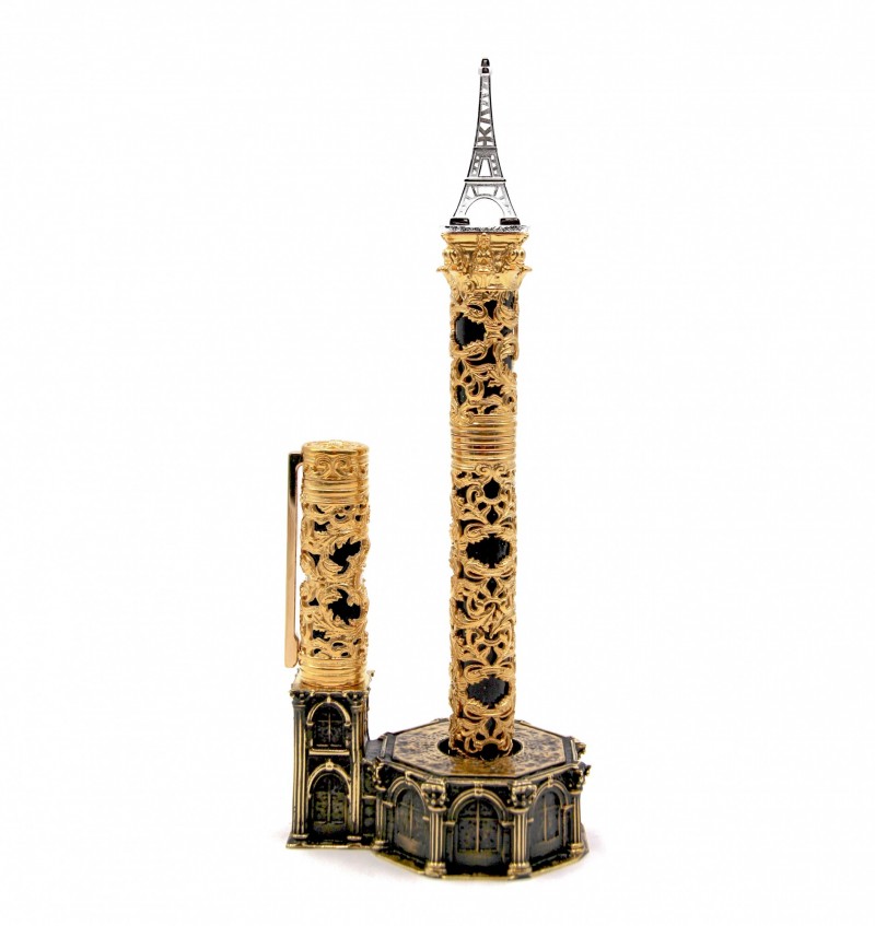 都彭世界地標高級訂製系列引人造訪世界地標。圖為艾菲爾鐵塔筆具典藏組（鋼珠筆和底座）。筆身為純銀鑄造黃金潤飾，搭配黑色天然漆，鐵塔造型為純銀鑄造，底作為青銅鑄手工渲染黃色銅綠效果。限量88件。（S.T. Dupont提供）