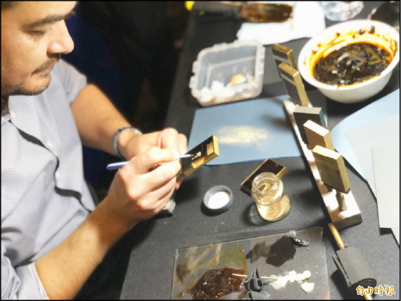 都彭漆藝大師Yoann Viard-Cretat現場示範漆藝過程；他於2018年獲法國文化部表彰法國藝術及文學類別騎士勳章。（記者方惠宗攝）