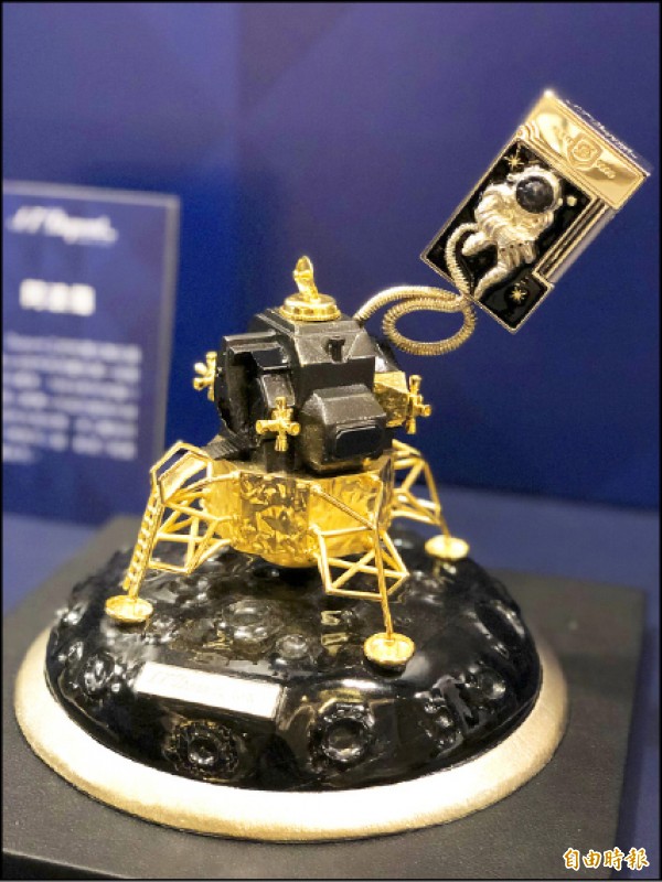 都彭「阿波羅by L’AQUART打火機典藏組」。機艙體為亮面黑曜岩，搭配亮面黃金潤飾。底座為銀色黑曜石與銀潤飾。太空人為純銀潤飾，鑲嵌鑽石。1,238,000元，限量8件。
（記者方惠宗攝）