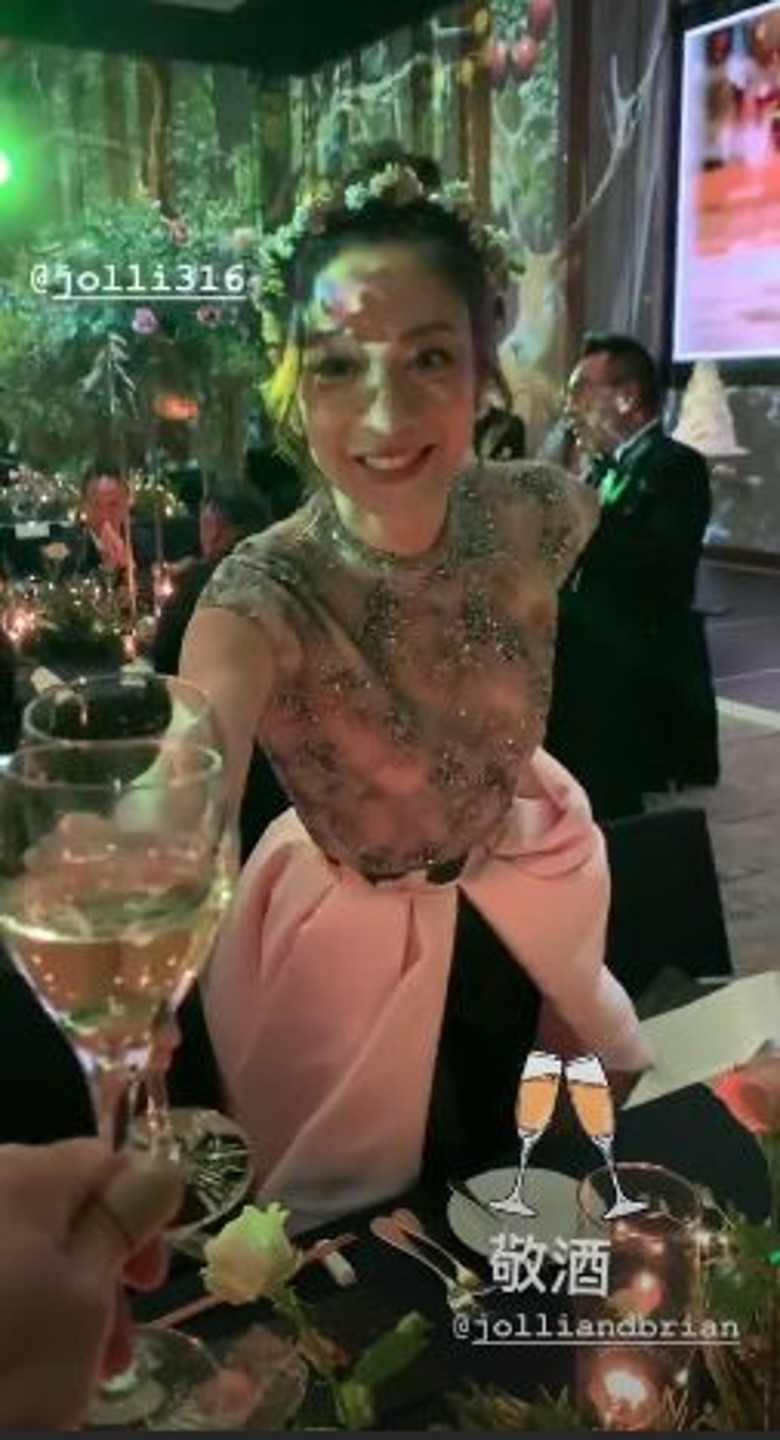 盧恬兒換上多套禮服，臉上滿是甜蜜。（翻攝自Instagram）