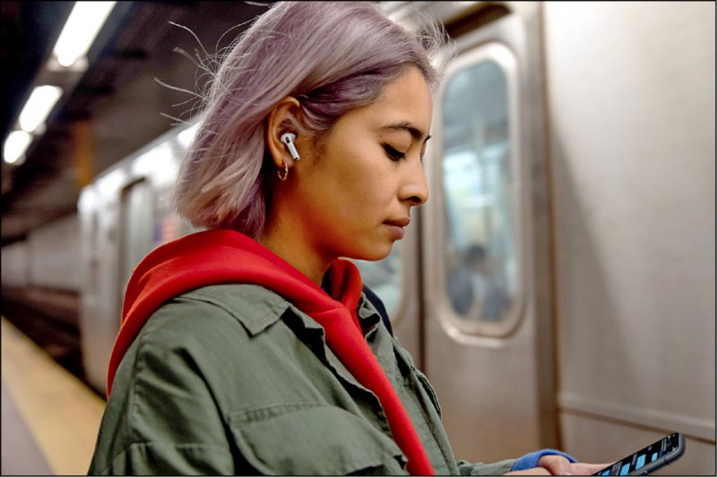 蘋果AirPods Pro，具備主動降噪。