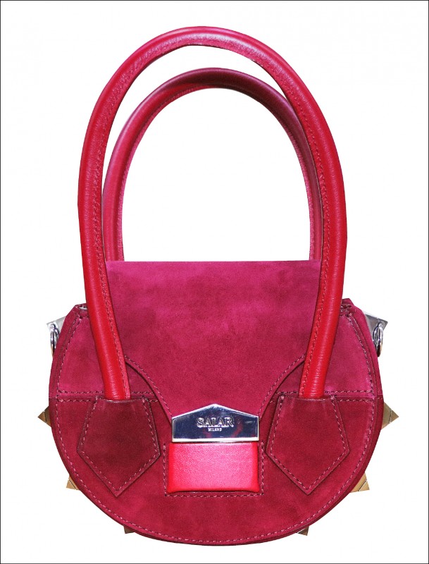 Salar Milano麂皮手拿斜背Mimi soft ，16,500元。（by CHENCHUN）
