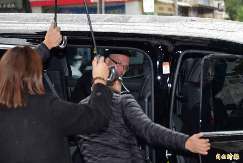 王鈞帶浙江衛視代表前往高以翔靈堂致哀。（記者胡舜翔攝）