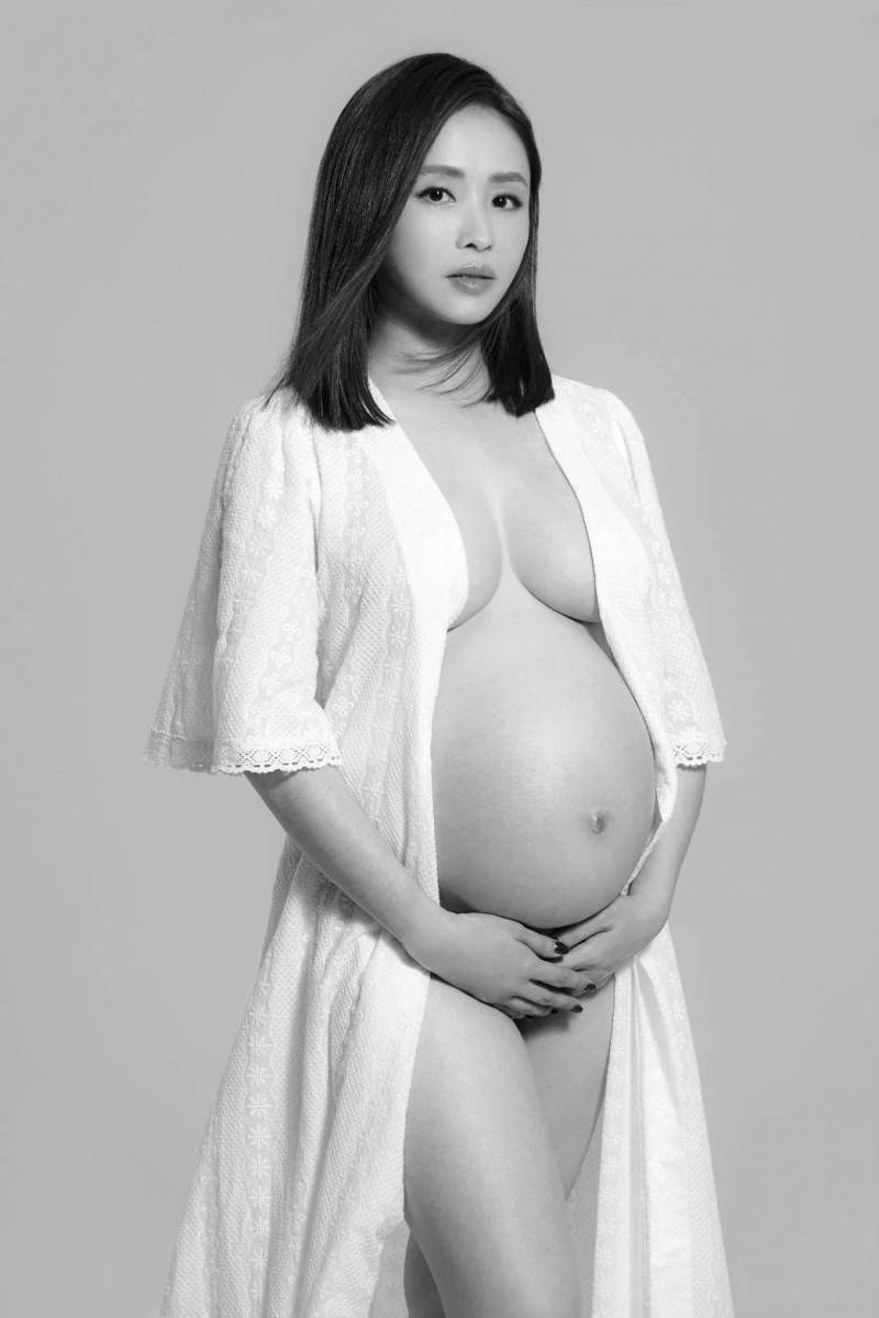 吳淑敏拍火辣孕婦寫真。（親愛的莉絲新生兒攝影提供）