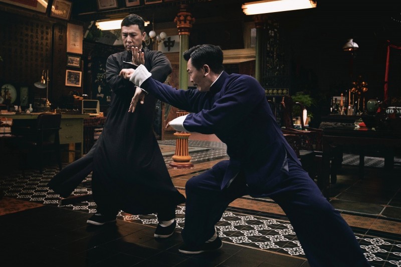 甄子丹（左）在《葉問4：完結篇》再度上演精采打戲。（華映提供）