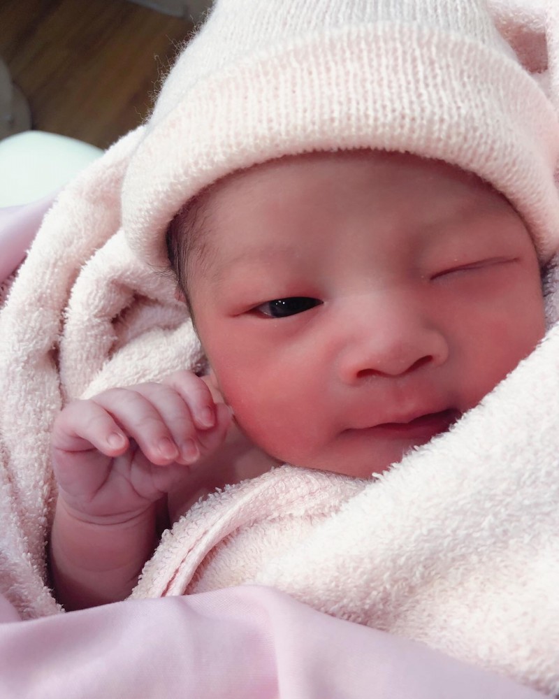 香蕉哥哥和草莓姐姐愛的結晶正臉超萌。（翻攝自臉書）