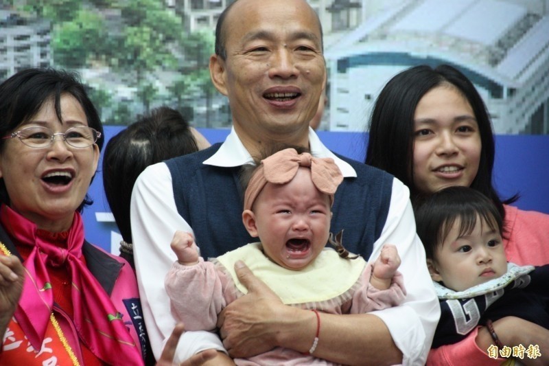 韓國瑜又抱又親嬰孩狂哭  她怒轟毫無衛生常識 - 自由娛樂