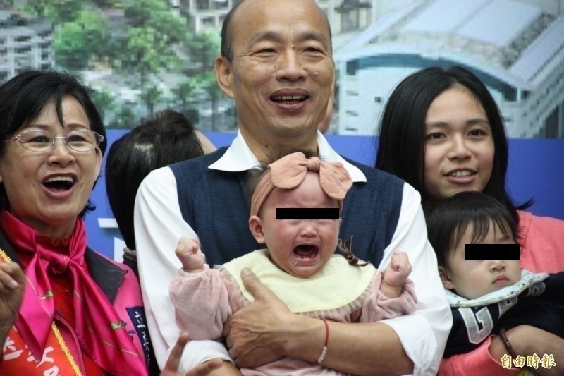 韓國瑜又抱又親嬰孩 苦苓一席話點破關鍵盲點 - 自由娛樂