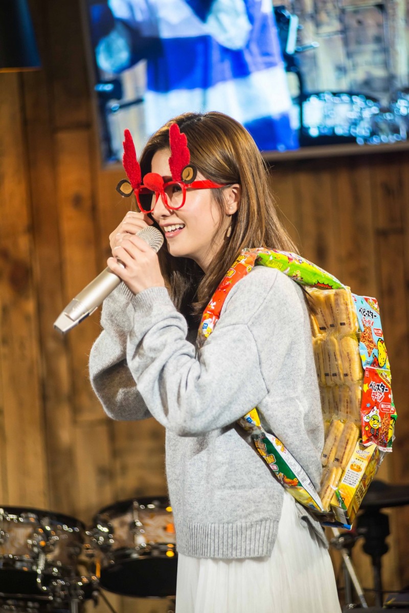 以悠今天過生日，提前與歌迷慶生。（獨一無二娛樂提供）