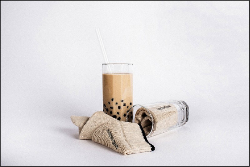 誠品生活AXES引進nozzle quiz珍珠奶茶Layers中筒襪，350元。