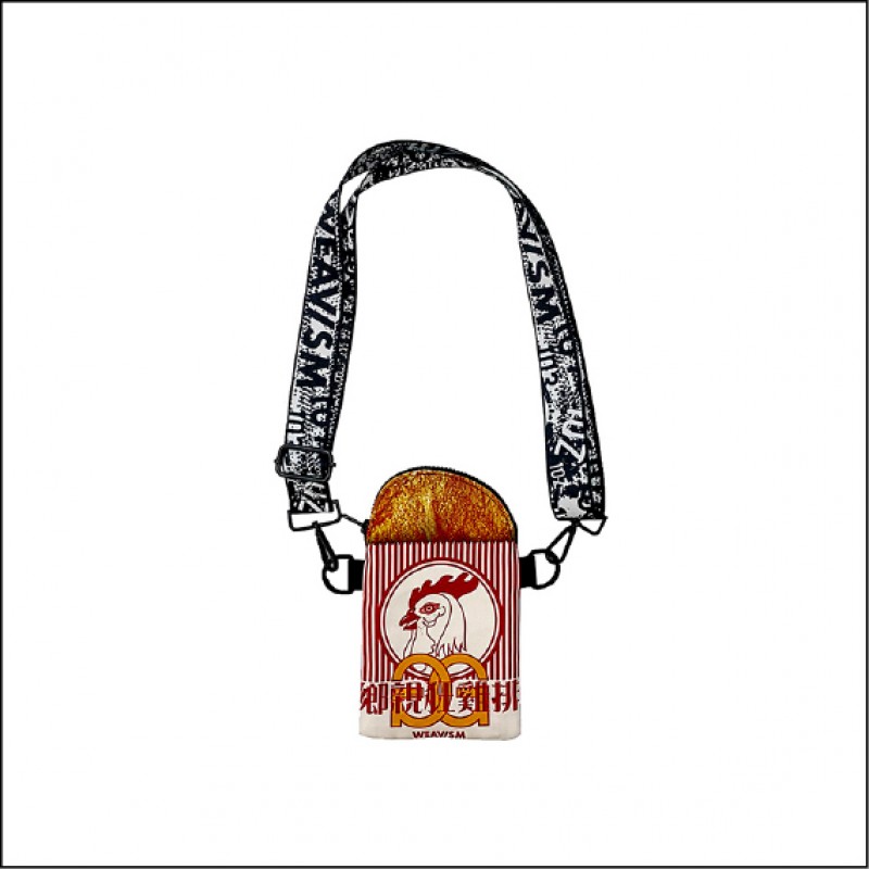 誠品生活AXES引進Weavism鄉親雞排造型小肩腰包，1,280元。