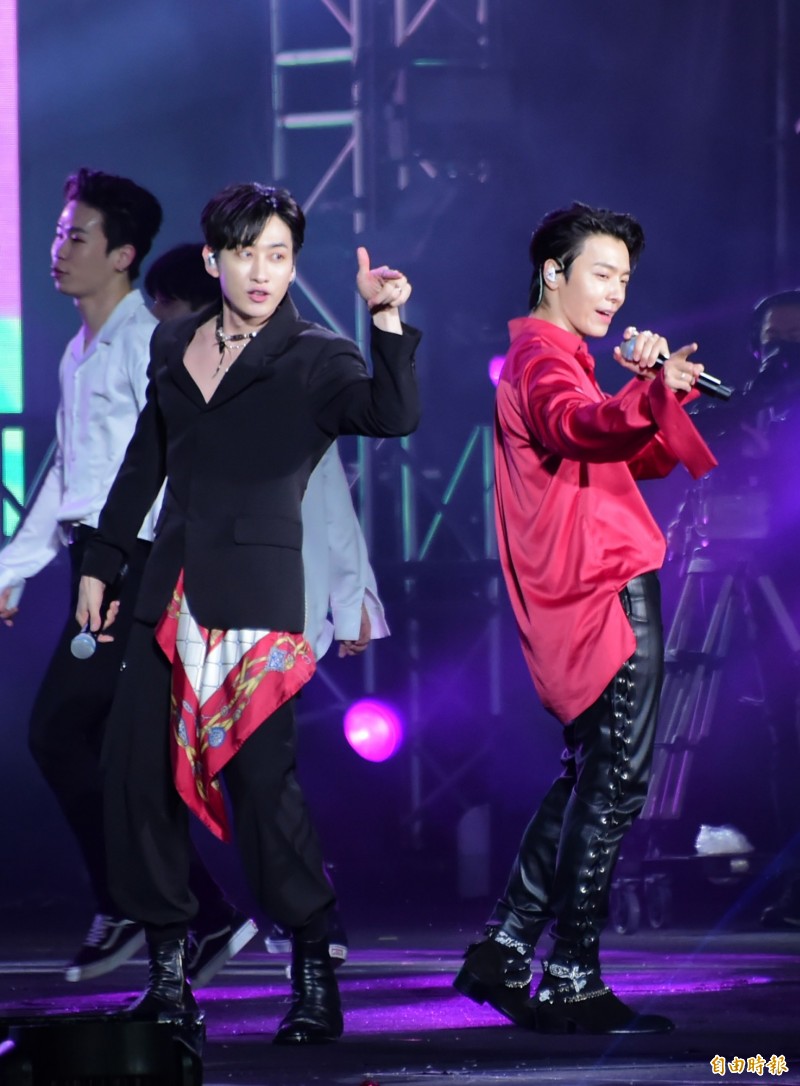 2020臺北最High新年城，SUPER JUNIOR D&E熱力獻唱。（記者胡舜翔攝）