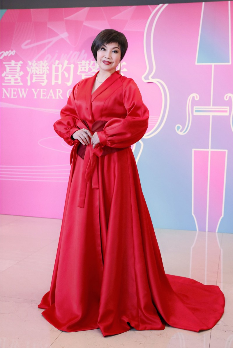 唐美雲將穿馬來西亞設計師yuleza設計的大紅色拖地長禮服上台演出。（民視提供）