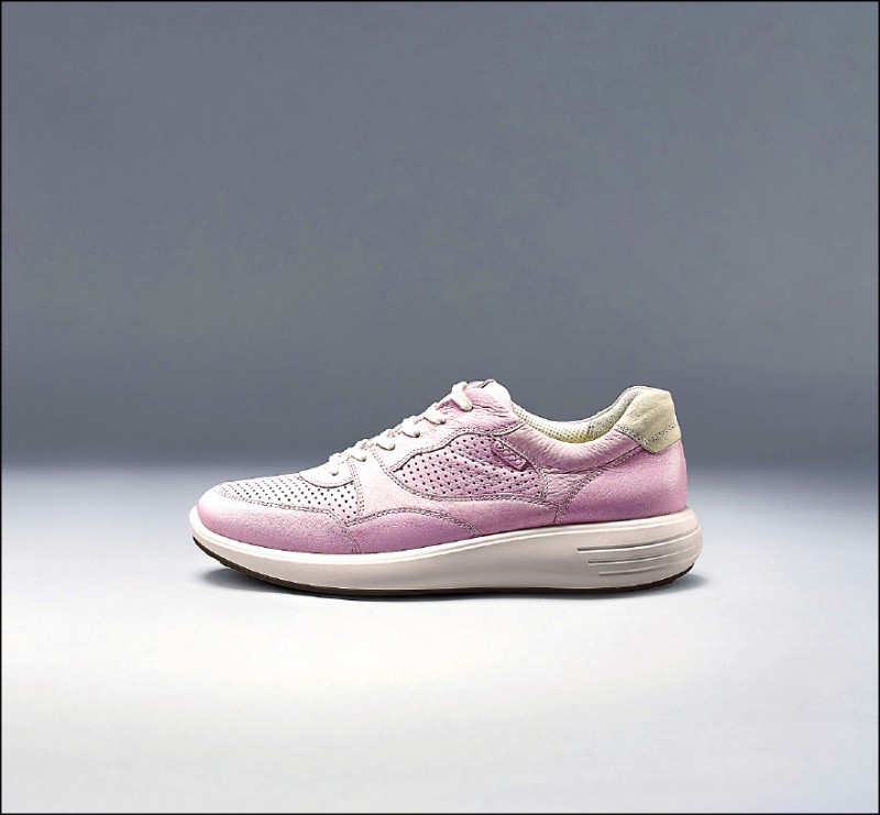 Ecco Soft 7 Runner柔酷7號路跑系列泡泡糖粉女鞋，5,980元。